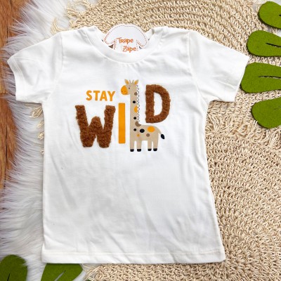 Conj. Camiseta Stay Wild e Bermuda - Off White e Marrom